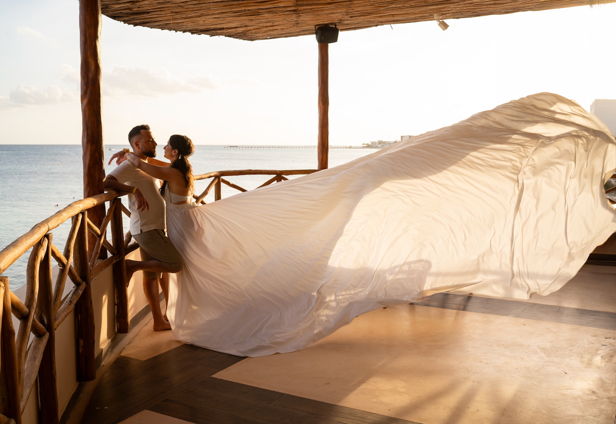 Lifestyle: Italian couple's destination wedding on a luxury terrace with sea view, Playa del Carmen. Boda, pareja italiana en terraza de gran lujo con vista al mar.